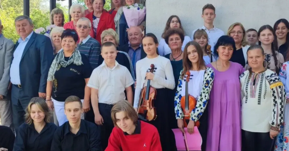 Джерело: Мереф'янська громада У Мерефі пройшов мініконцерт «Летять роки… роки летять, а добрі справи залишаються!» на порталі Gromada Group