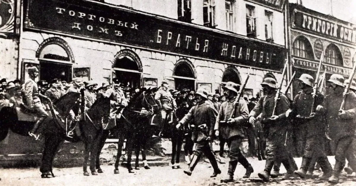 Після підписання Берестейського мирного договору між країнами Четвертного Союзу та Українською Народною Республікою 7 квітня 1918 року перші німецькі військові підрозділи увійшли до Мерефи.