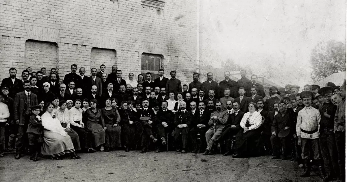 Збір членів Сільськогосподарського товариства слободи Мерефи, 1913 рік. Нині будівля загальноосвітньої школи № 1 Після скасування кріпосного права в Україні виникають різні форми економічної самооборони громадянства, які ґрунтувалися на багатовікових народних традиціях. Найважливішою з них стає кооперація, як рух самооборони економічно слабких і соціально принижених верств населення. Про розвиток коопераційного руху та створення споживацького товариства у Мерефі - читайте в матеріалі.
