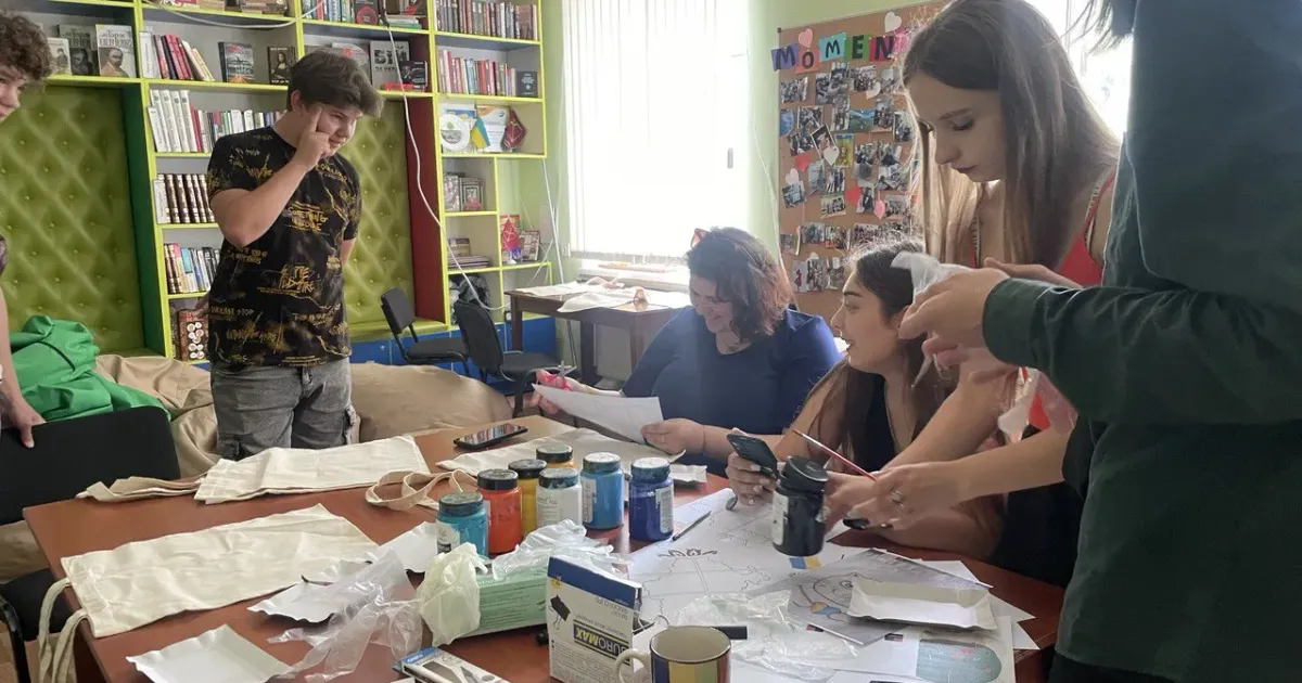 Джерело: Відділ Міжнародних відносин та проєктно-інвестиційної діяльності ММР У Мерефі працювала майстерня з кастомізації еко-торбинок на порталі Gromada Group