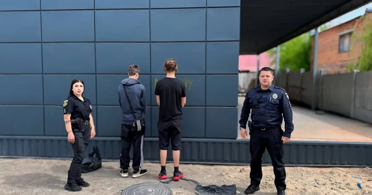 Джерело: Мереф'янська громада Мереф'янські поліціянти склали протоколи про адмінправопорушення батькам підлітків, що розмальовували будівлі громади на порталі Gromada Group