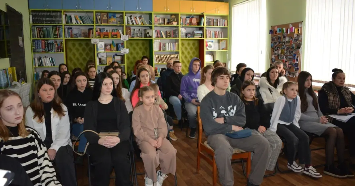Джерело: Мереф'янська міська центральна бібліотека У Мерефі пройшов вечір пам'яті "А сотню вже зустріли небеса" на порталі Gromada Group