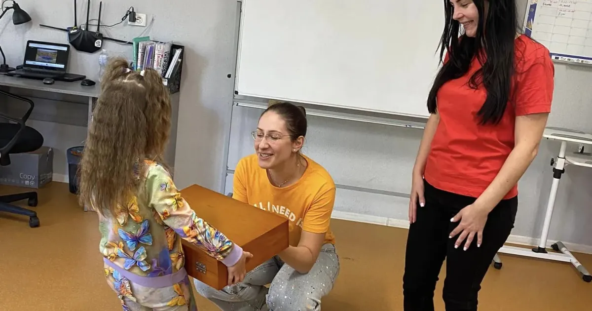 Авторка фото: Євгенія Галіченко Юна мереф`янка отримала творчий подарунок за призове місце в конкурсі малюнків на порталі Gromada Group