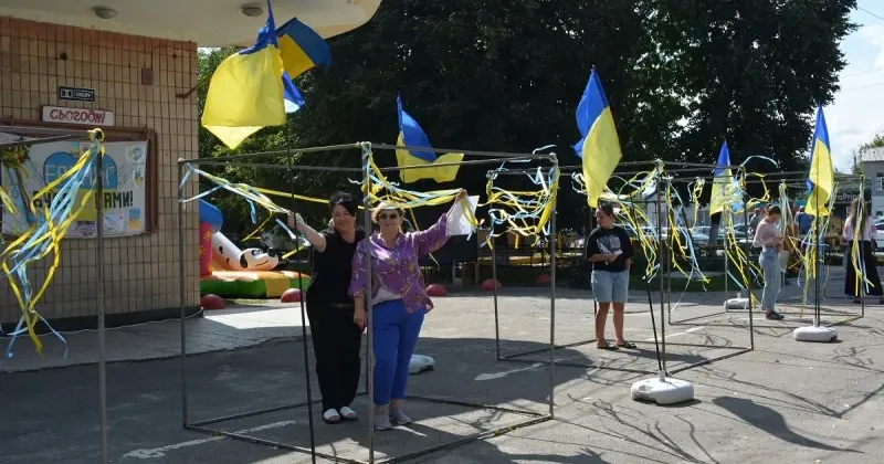 Фото: Мереф'янська міська рада Місцеві жителі мали можливість долучитися до такої патріотичної акції, що змусила згадати видатні історичні події та постаті українського державотворення.